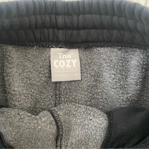 Aritzia - Cozy Fleece Boyfriend Mid-Thigh Sweatshort, TNA - Picture 4 of 4